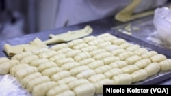 Tequeños, los tradicionales dedos de harina de trigo de Venezuela rellenos de queso, cada vez más populares en Argentina.