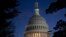 Vista de la cúpula del Capitolio al caer la noche, el martes, 3 de octubre de 2023, horas después de que el representante Kevin McCarthy, republicano por California, fuera destituído como presidente de la Cámara de Representantes, en Washington.