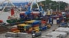 资料照：俄罗斯远东符拉迪沃斯托克港的集装箱货柜船（2023年8月25日)