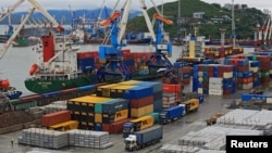 俄羅斯遠東符拉迪沃斯托克港的貨櫃貨櫃船（2023年8月25日)