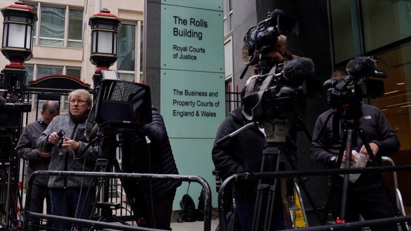 Awak media menunggu di luar Pengadilan Tinggi London, menunggu kedatangan Pangeran Harry, 5 Juni 2023.