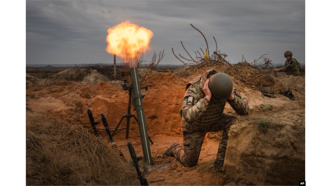 Soldados de la Primera Brigada Bureviy (Huracán) de la Guardia Nacional de Ucrania practican durante el entrenamiento de combate en un campo de entrenamiento militar en el norte de Ucrania el miércoles 8 de noviembre de 2023. (Foto AP/Efrem Lukatsky)