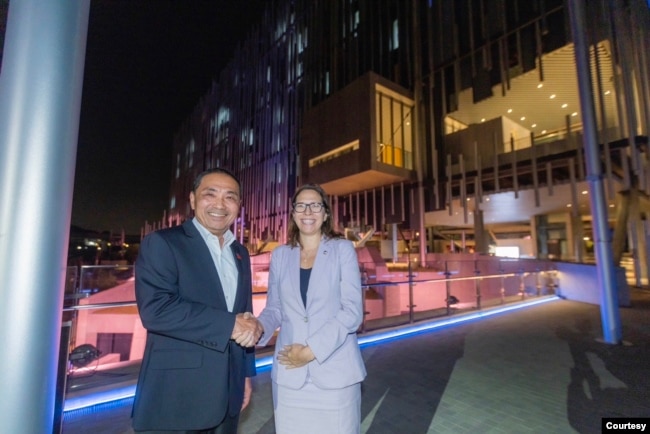 國民黨總統候選人侯友宜和AIT主席羅森伯格(Laura Rosenberger)參觀「2023台灣設計展」。 (侯友宜競選辦公室提供)