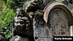 Figura de león en un nicho del cementerio de la Ciudad de Guatemala.