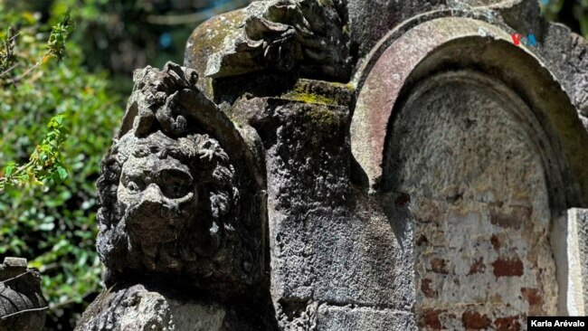 Figura de león en un nicho del cementerio de la Ciudad de Guatemala.