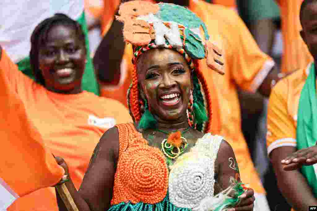 Une supportrice ivoirienne réagit avant le match de football du groupe A de la Coupe d&#39;Afrique des Nations (CAN) 2024 entre la Côte d&#39;Ivoire et le Nigeria au stade olympique Alassane Ouattara à Ebimpe, Abidjan, le 18 janvier 2024.