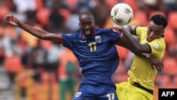 Mexer se bat pour le ballon avec l'attaquant n°17 du Cap-Vert Willy Semedo lors du match de football du groupe B de la Coupe d'Afrique des Nations 2024 entre le Cap-Vert et le Mozambique, à Abidjan le 19 janvier 2024. .