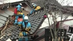 日本搜救人员从地震废墟中救出一名长者