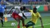 Aubrey Modiba, da África do Sul, em lance com Bethuel Muzeu, da namíbia, durante a partida de futebol do grupo no CAN.