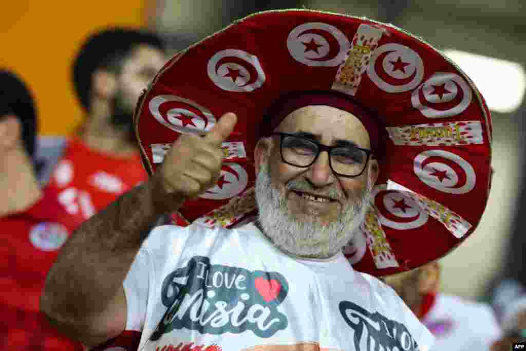 Un supporter tunisien applaudit avant le match de football du groupe E de la Coupe d&#39;Afrique des Nations (CAN) 2024 entre la Tunisie et le Mali au stade Amadou Gon Coulibaly à Korhogo le 20 janvier 2024.