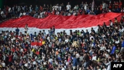 Gegap gempita deretan suporter tim Indonesia menjelang dimulainya pertandingan final sepak bola putra antara Indonesia dan Thailand pada Pesta Olahraga Asia Tenggara (SEA Games) ke-32 di Phnom Penh, 16 Mei 2023. (MOHD RASFAN / AFP)