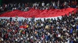 Gegap gempita deretan suporter tim Indonesia menjelang dimulainya pertandingan final sepak bola putra antara Indonesia dan Thailand pada Pesta Olahraga Asia Tenggara (SEA Games) ke-32 di Phnom Penh, 16 Mei 2023. (MOHD RASFAN / AFP)