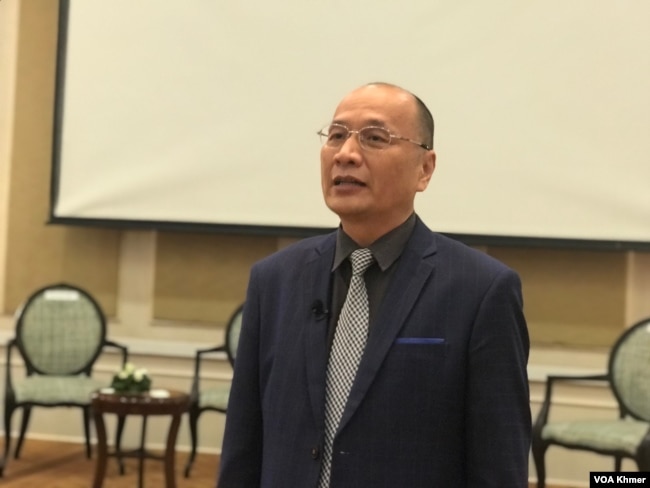 អ្នកសេដ្ឋកិច្ច​ជាន់​ខ្ពស់​របស់ការិយាល័យ​ធនាគារពិភពលោក​ប្រចាំនៅកម្ពុជា លោក​លី​ សុដេត​ ផ្តល់​បទសម្ភាសន៍​ជាមួយអ្នកកាសែត​ នៅទីក្រុង​ភ្នំពេញ​ ថ្ងៃទី​២២ ខែវិច្ឆិកា​ ឆ្នាំ​ ២០២៣។ (ហ៊ុល រស្មី/វីអូអេ​)​