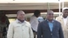 Filipe Nyusi, Presidente de Moçambique (esq) e Ossufo Momade, líder da Renamo, na cerimónia de encerramento da base de Vunduzi, Gorongosa