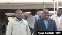 Filipe Nyusi, Presidente de Moçambique (esq) e Ossufo Momade, líder da Renamo, na cerimónia de encerramento da base de Vunduzi, Gorongosa