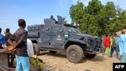 Un véhicule blindé de police est aperçu dans le quartier de Zabarmari, près de Maiduguri, le 6 novembre 2023.