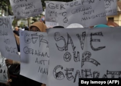 Pengunjuk rasa dari berbagai kelompok Muslim mengadakan unjuk rasa anti-pornografi di luar pengadilan Bandung di Jawa Barat pada 31 Januari 2011. (Foto: AFP/Bay Ismoyo)