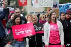 FILE - Pendukung "Issue 1", amandemen Hak atas Kebebasan Reproduksi, menghadiri pertemuan yang diadakan oleh Ohioans United for Reproductive Rights di Ohio Statehouse di Columbus, Ohio, Minggu, 8 Oktober 2023. (AP/Joe Maiorana)