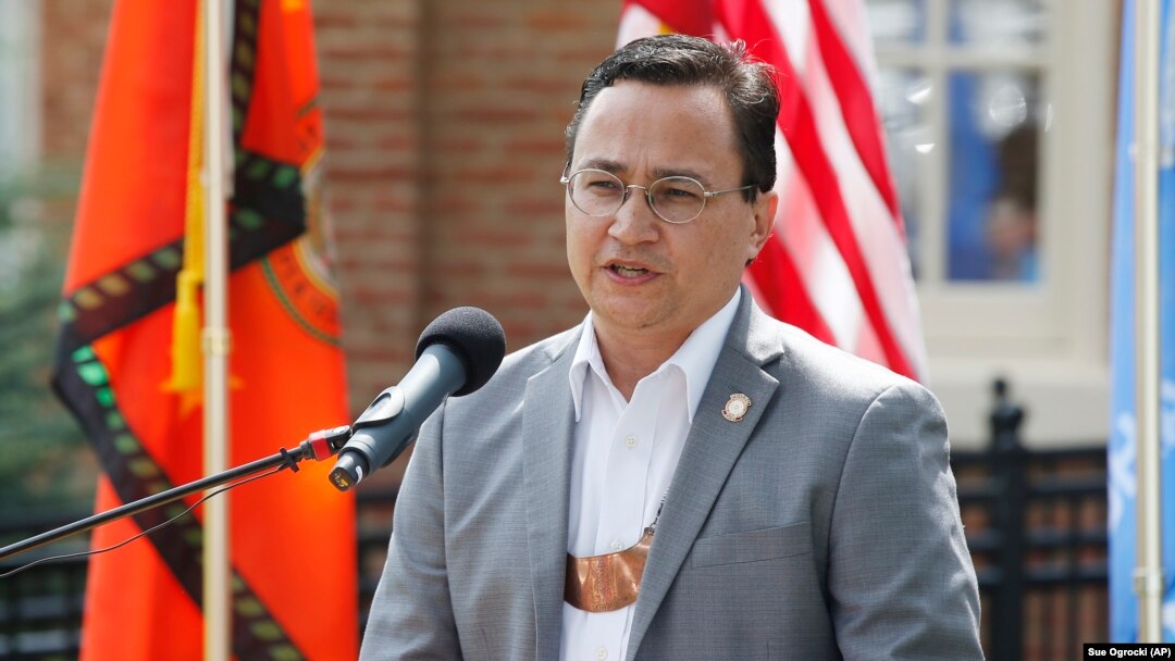 Poglavica Cherokee Nacije Chuck Hoskin Jr., govori tokom konferencije za novinare u Tahlequahu, Okla (AP Photo/Sue Ogrocki, File)