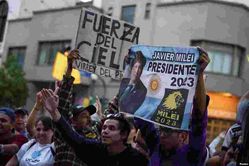 Los partidarios del candidato presidencial Javier Milei se reúnen frente a su sede de campaña después de que el ministro de Economía, Sergio Massa, candidato del partido peronista, admitiera su derrota en la segunda vuelta presidencial en Buenos Aires, Argentina, el domingo 19 de noviembre de 2023.