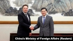 中国外长秦刚会见乘坐私人飞机抵达北京的特斯拉首席执行官埃隆·马斯克。（2023年5月30日）