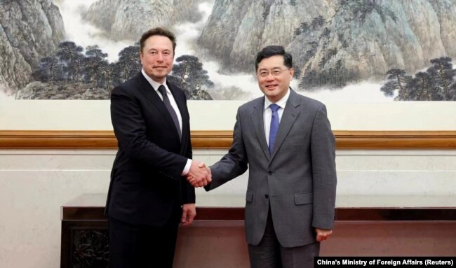 中國外長秦剛會見乘坐私人飛機抵達北京的特斯拉首席執行官埃隆·馬斯克。 （2023年5月30日）