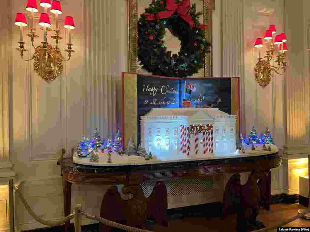 La casa de jengibre, ubicada en la sala de comedor, está inspirada en el 200 aniversario de la publicación de &quot;Era la noche antes de Navidad&quot;. La exhibición incluye una réplica de galleta de azúcar del famoso libro, así como el trineo de Papá Noel volando sobre los terrenos de la Casa Blanca.