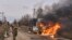 ইউক্রেনের সেনাবাহিনীর দেয়া এই ছবিতে ইউক্রেনের সৈন্যরা ইউক্রেনের ডনেটস্ক অঞ্চলের বাখমুতের কাছে রাশিয়ার একটি ড্রোনের আঘাতে আগুন ধরে যাওয়া বাসের পাশ দিয়ে হেঁটে যাচ্ছে। ২৩ নভেম্বর, ২০২৩। 