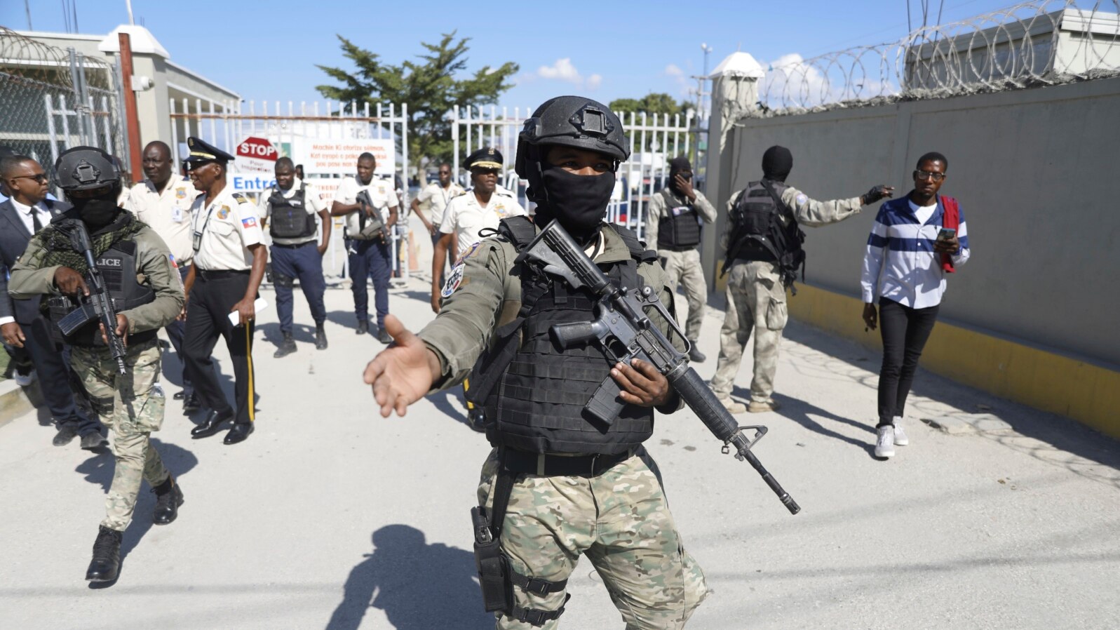 Lapolis Ayiti pran pozisyon devan katye jeneral PNH la nan Potoprens, apre arive Guy Philippe ke Etazini rapatriye 30 Nov. 2023. 