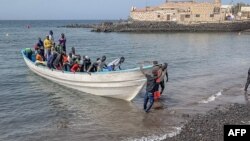 Cette photo diffusée par la Croix-Rouge espagnole (Cruz Roja) le 13 juillet 2023 montre un bateau arrivant à la plage de Las Galletas dans la municipalité d'Arona, sur l'île de Tenerife aux Canaries. (Photo by Handout / SPANISH RED CROSS / AFP)