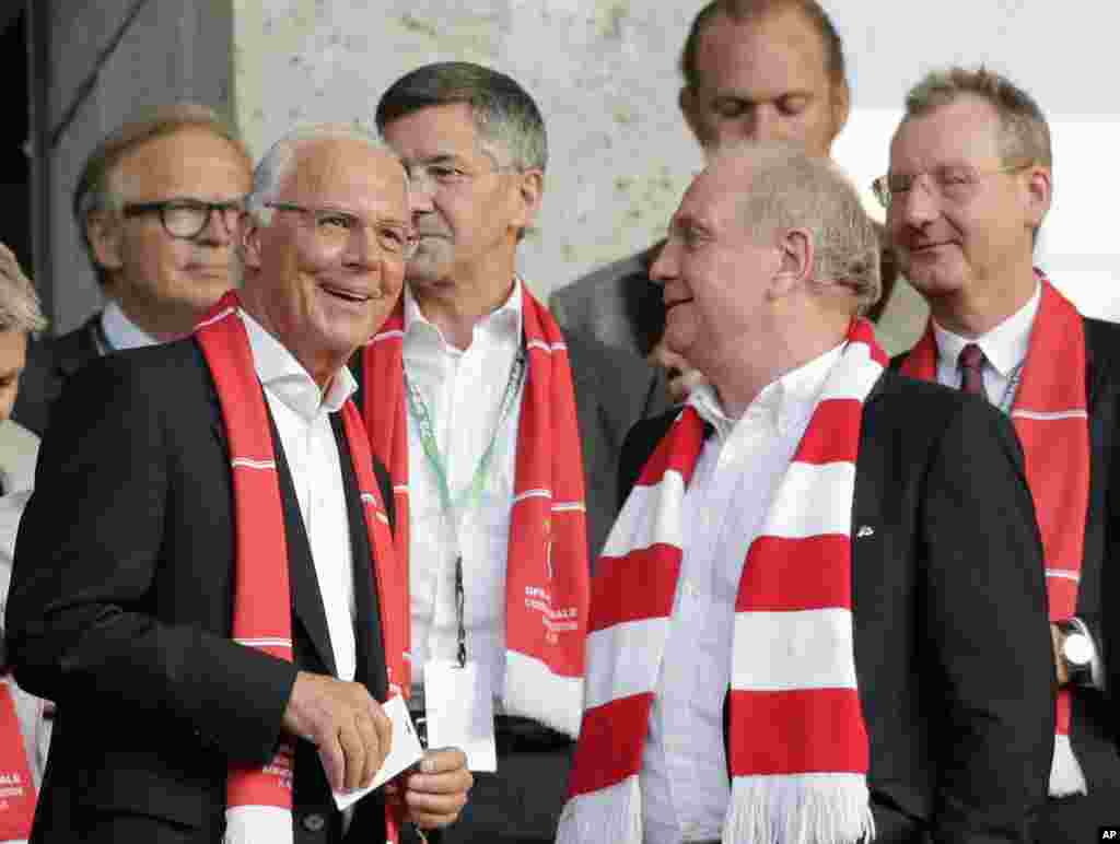 Bivši saigrači iz Bajerna, Bekenbauer i Uli Henes na Olimpijskom stadionu u Berlinu, pred finale Kupa Nemačke protiv Borusije Dortmund, maj 2016. (Foto: AP/Markus Schreiber)