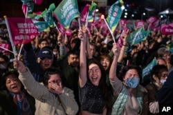 Massa bersorak pada pertemuan Partai Progresif Demokrat di Taipei, Taiwan, Sabtu, 13 Januari 2024. (Foto: AP)