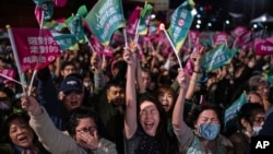 Para pendukung Partai Progresif Demokratik (DPP) merayakan kemenangan Lai Cing-te, yang dipastikan memenangkan pemilu presiden di Taiwan hari Sabtu (13/1). 