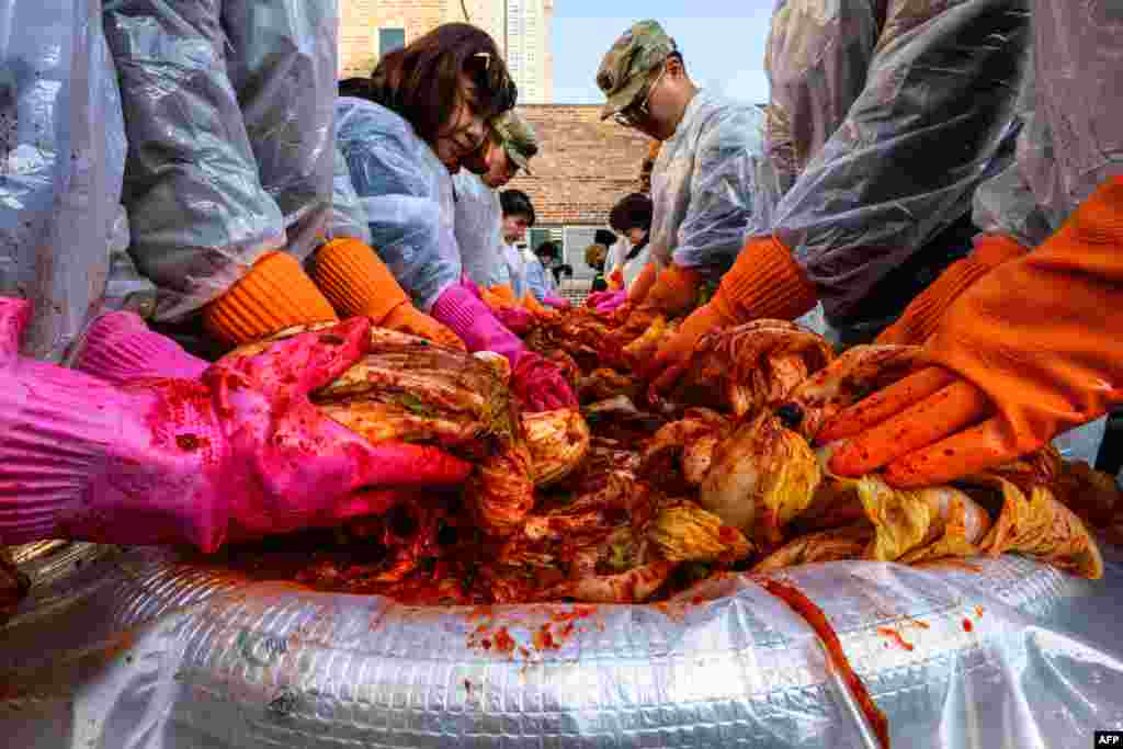 Soldiers from the U.S. and South Korea join residents to make kimchi for needy members of the local community in Dongducheon, Gyeonggi Province, about 38 kilometers north of Seoul.