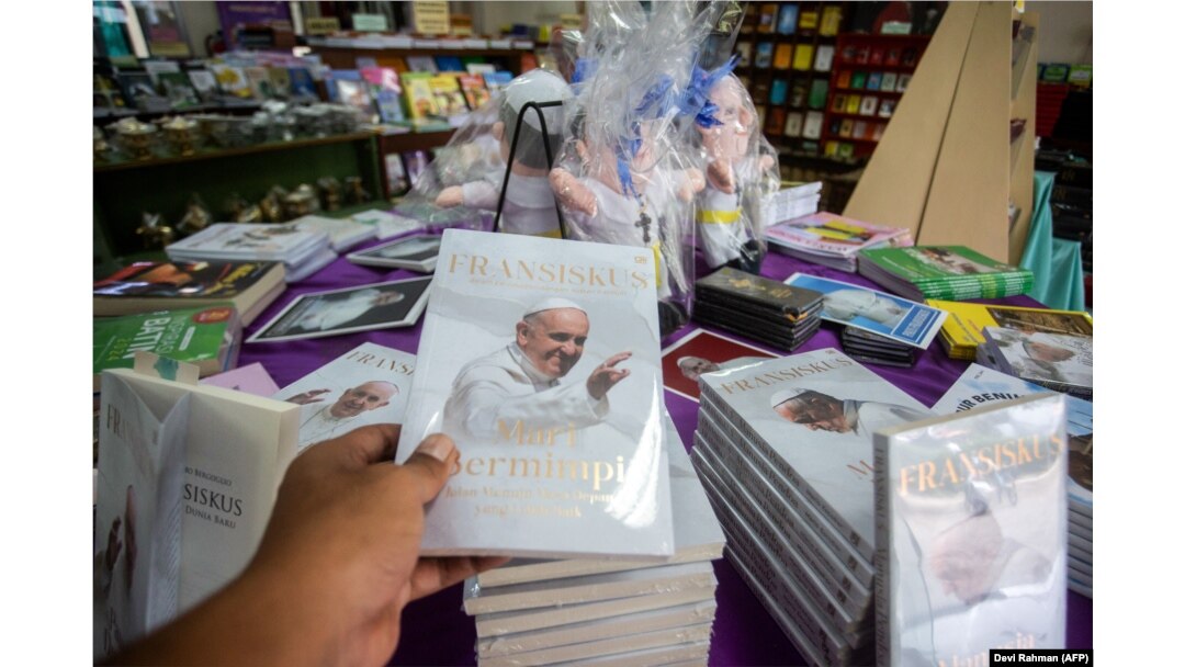 Boneka dan buku Paus Fransiskus dijual di Gereja Santo Antonius Padua, Yogyakarta, pada 2 September 2024, sebagai persiapan menyambut kedatangan Paus ke Indonesia. (Foto: AFP/Devi Rahman)