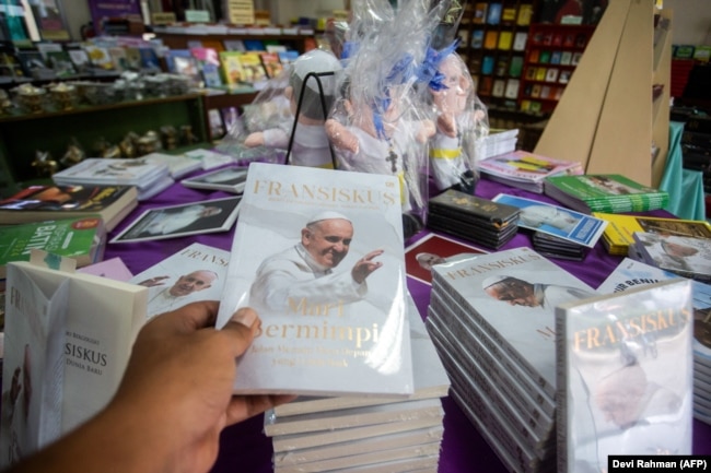 Boneka dan buku Paus Fransiskus dijual di Gereja Santo Antonius Padua, Yogyakarta, pada 2 September 2024, sebagai persiapan menyambut kedatangan Paus ke Indonesia. (Foto: AFP/Devi Rahman)