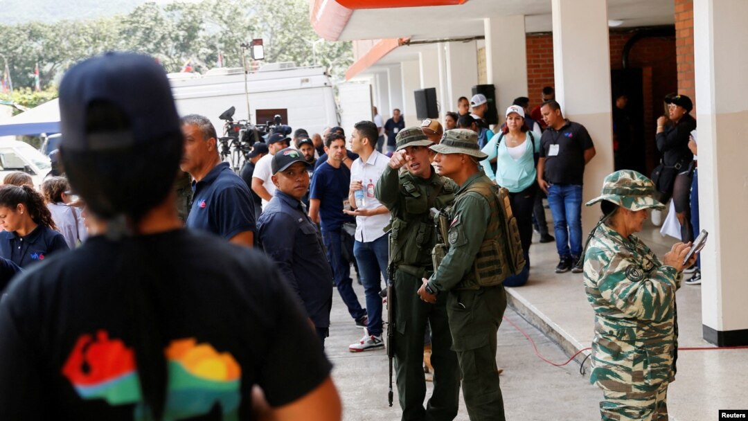 Las Fuerzas Armadas Nacionales Bolivarianas de Venezuela organizan en Caracas un simulacro electoral antes del referéndum del 3 de diciembre sobre los derechos de Venezuela a la región potencialmente rica en petróleo, Esequiba, en Guyana, el 19 de noviembre de 2023.