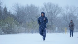 Cierre de escuelas y riesgo de inundaciones por tormentas en Texas y California