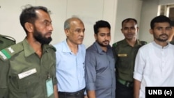 Negotiators from the Ansars (left) with Lt. Gen (retd) Jahangir Alam Chowdury (2nd from left), Nahid Islam and Asif Mahmud (foreground, right). 