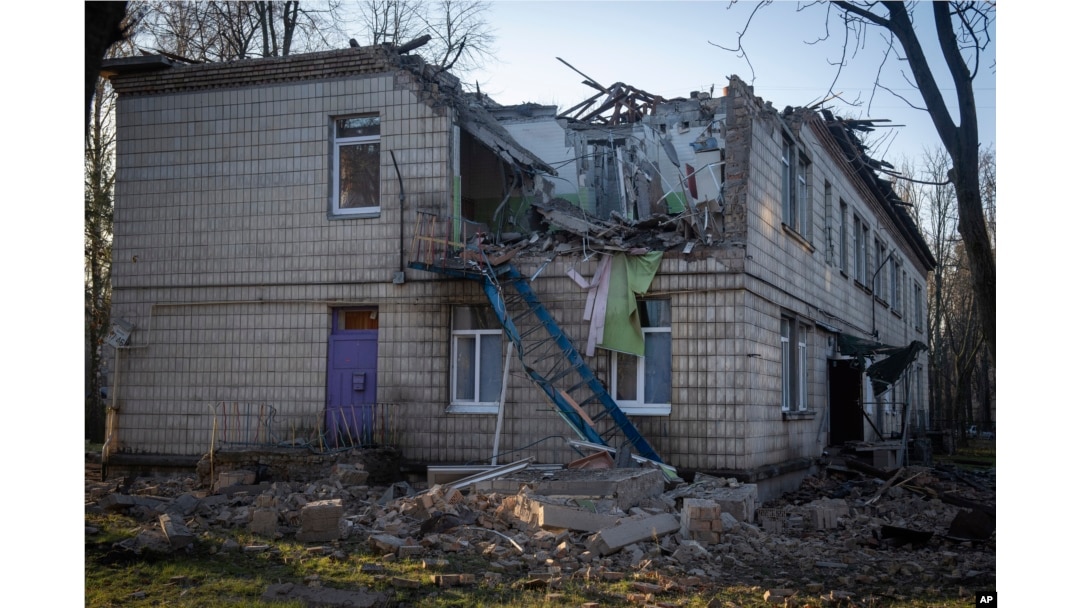 Taman kanak-kanak rusak akibat serangan drone Rusia di Kyiv, Ukraina, Sabtu, 25 November 2023. (Foto: AP)