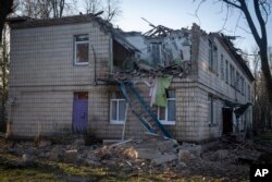 Taman kanak-kanak rusak akibat serangan drone Rusia di Kyiv, Ukraina, Sabtu, 25 November 2023. (Foto: AP)