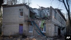 စနေနေ့ နိုဝင်ဘာ ၂၅ က Kyiv မြို့က မူလတန်းကျောင်းကို ရုရှားပစ်လွှတ်တဲ့ ဒရုန်းထိမှန်ပျက်စီးနေပုံ။ (အေပီ)