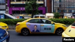 台北街頭的計程車貼有富士康創辦人郭台銘參加總統競選的選舉廣告。(2023年10月28日)