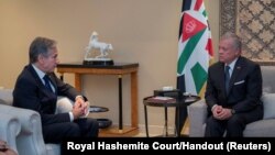 ဂျော်ဒန်နိုင်ငံ Amman မြို့တော်မှာ တွေ့ဆုံနေတဲ့ အမေရိကန်နိုင်ငံခြားရေးဝန်ကြီး Antony Blinken (ဝဲ)နှင့် ဂျော်ဒန်ဘုရင် Abdullah (အောက်တိုဘာ ၁၃၊ ၂၀၂၃)