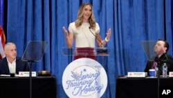 Lara Trump, la recién elegida copresidenta del Comité Nacional Republicano, habla mientras el presidente Michael Whatley, a la izquierda, y el copresidente saliente Drew McKissick, a la derecha, escuchan en la Reunión de Primavera del RNC en Houston, Texas, el 8 de marzo de 2024.