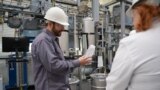 Соучредитель и главный технический директор Air Company Стаффорд Шихан демонстрирует запатентованную его компанией систему преобразования углекислого газа и газообразного водорода в сырье для выращивания белков для питания астронавтов в длительных полетах в дальний космос. 