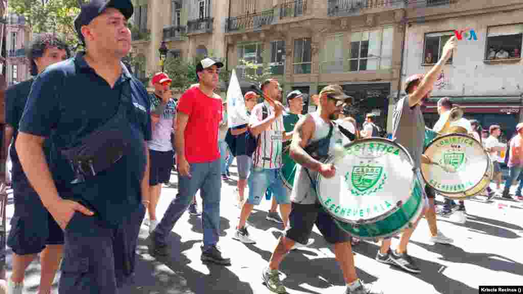 Sindicalistas caminan por la Avenida de Mayo al terminar la concentración convocada por los principales gremios sindicales del país. 