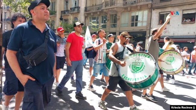 En Fotos | Frente al Congreso, miles de argentinos rechazan las políticas de Javier Milei 