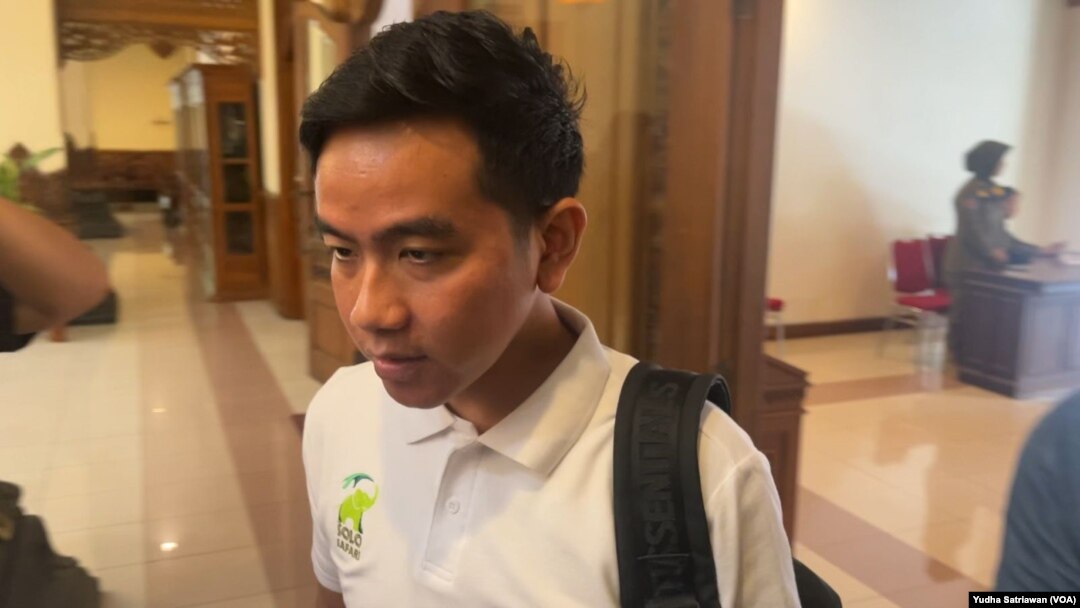 Gibran Rakabuming, cawapres nomor urut 2, belum cuti dan memilih bekerja di kantornya sebagai Wali Kota Solo pada hari pertama masa kampanye Pemilu 2024, Selasa, 28 November 2023. (Foto: Yudha Satriawan/VOA)