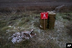 Мины, собранные в поле у села Правдино в Херсонской области. Декабрь 2022